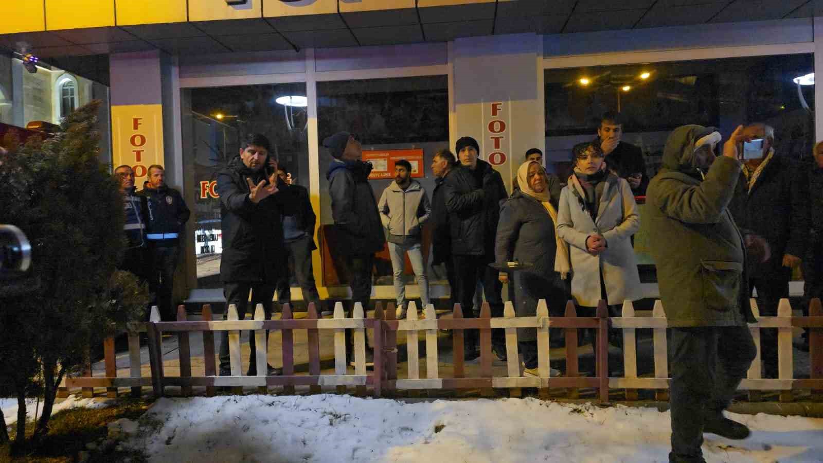 Karakoçan Belediyesine asılan pankart Valilik kararı ile indirildi