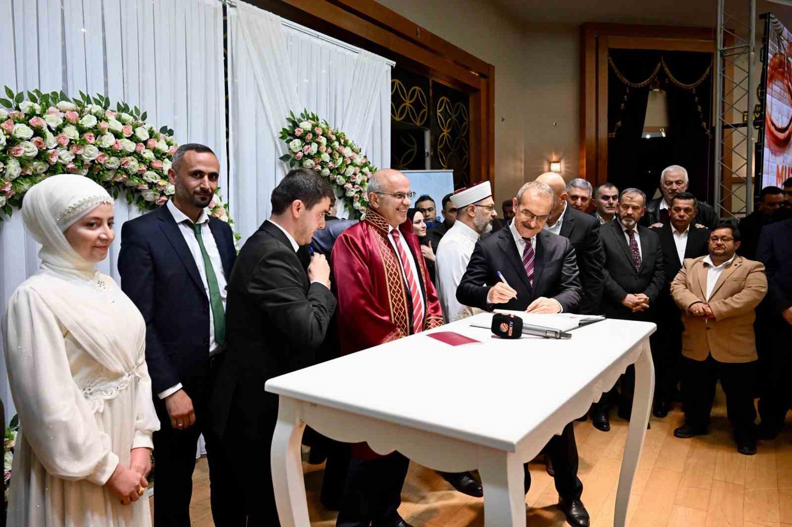 -Malatya’da 100 çift, toplu nikah töreniyle dünyaevine girdi