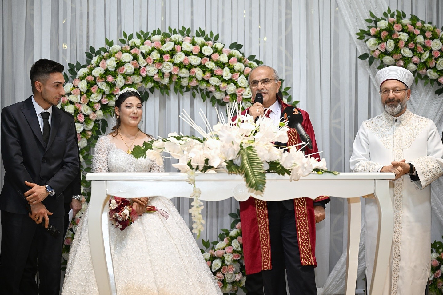 -Malatya’da 100 çift, toplu nikah töreniyle dünyaevine girdi
