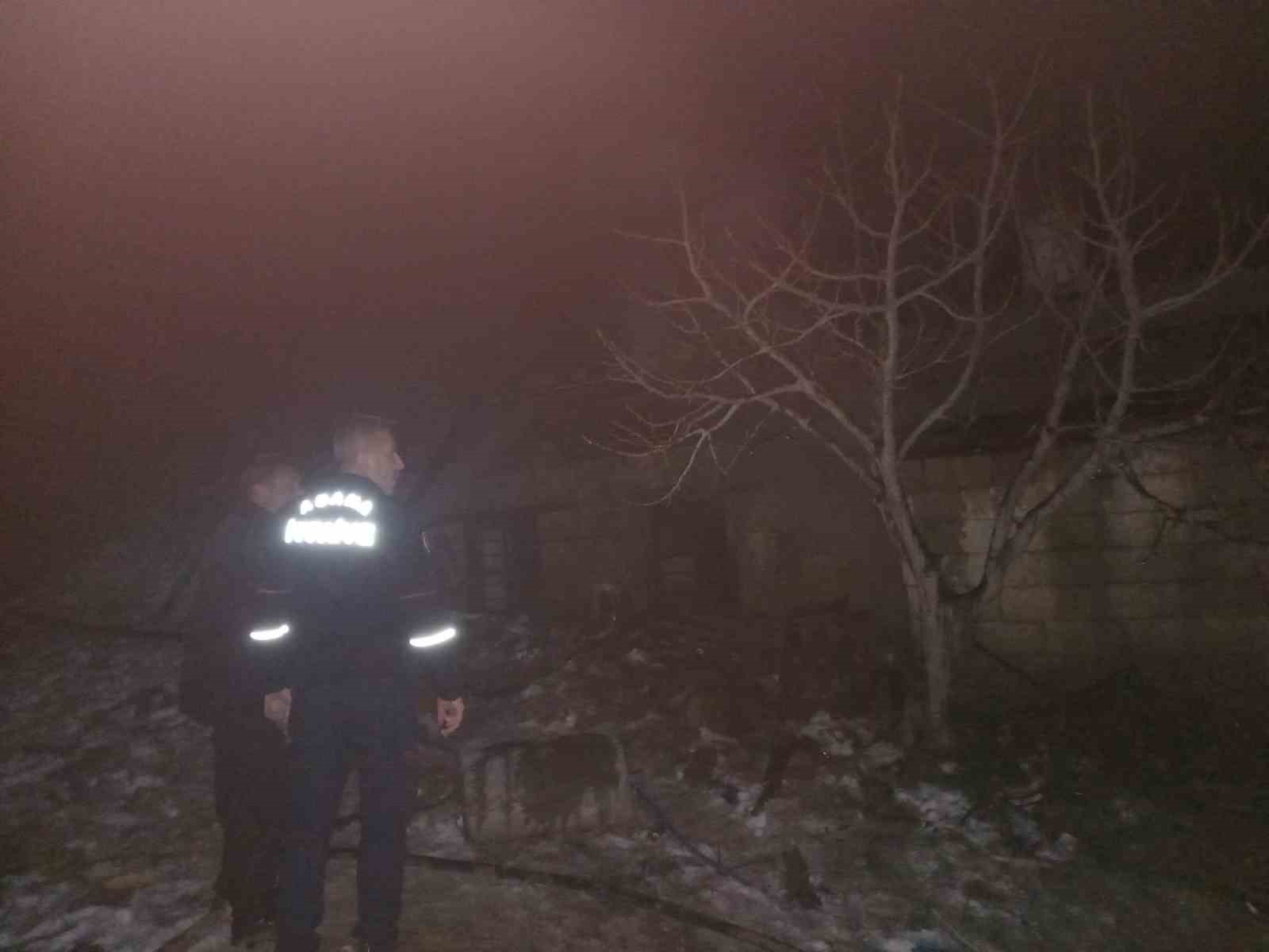 Kozan’da ev yangını