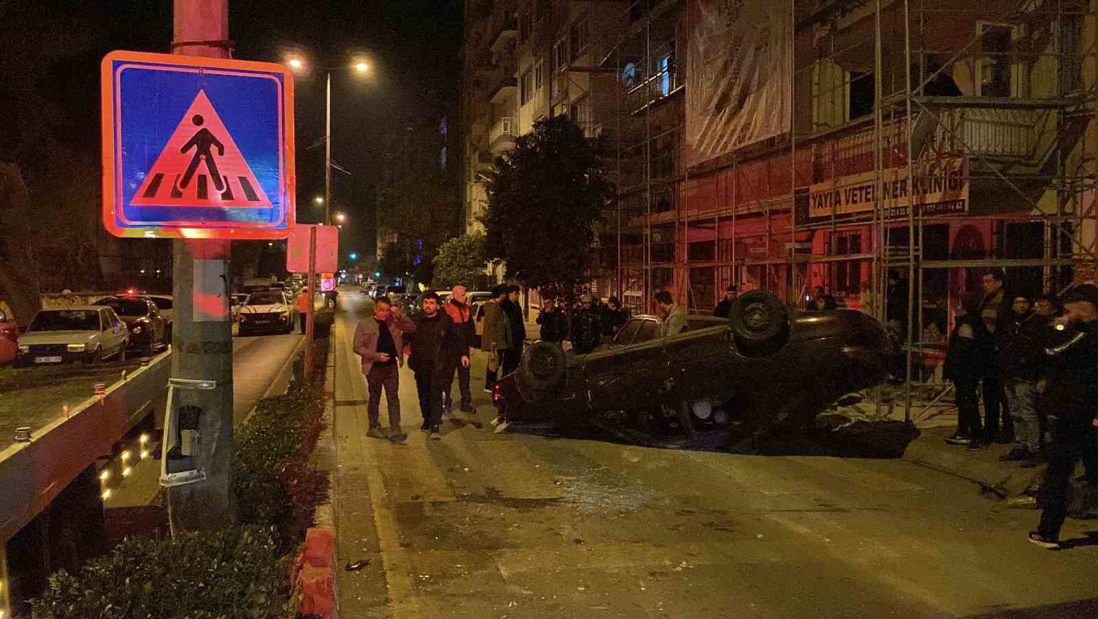 Aydınlatma direğine çarpıp takla attı: 4 yaralı