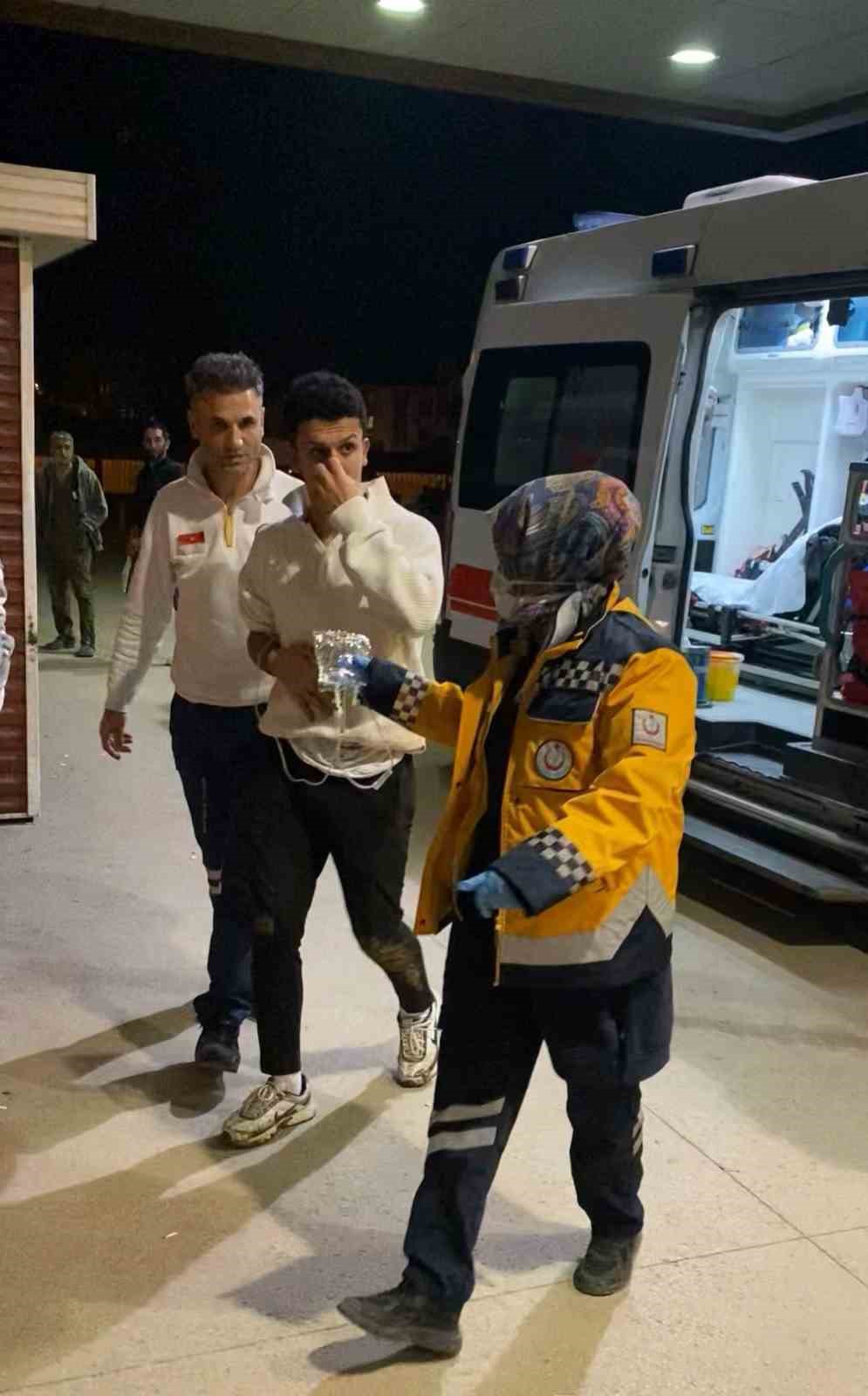 Kavgayı ayırmak isterken bıçaklandı