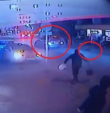 Yola kaçan topunu almak isteyen çocuğa araç çarptı.... O anlar kamerada