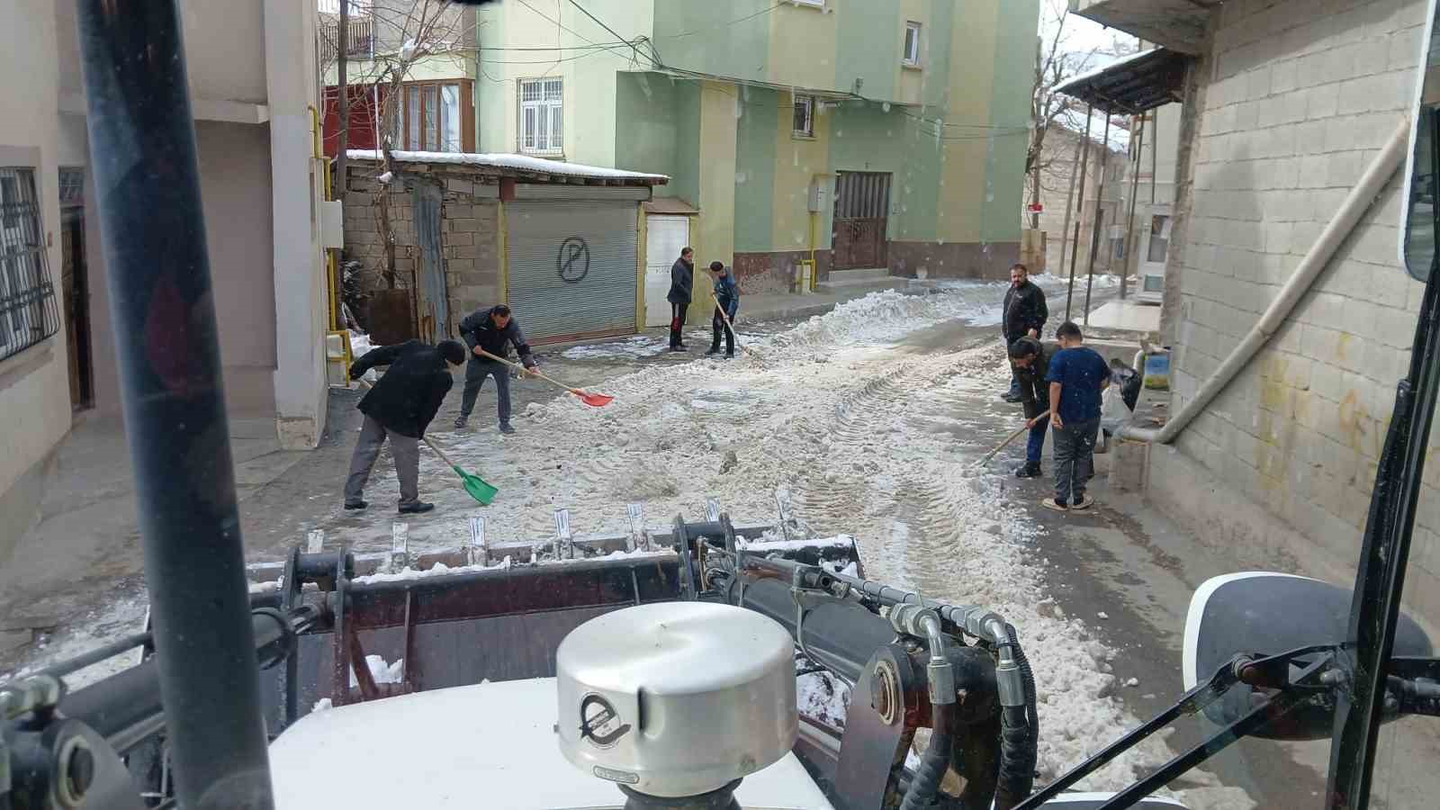 Hakkari’de karla mücadele çalışması sürüyor
