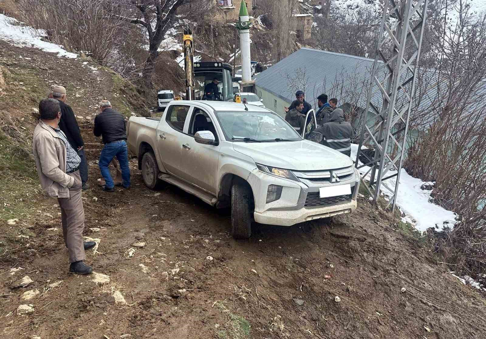 Siirt’te şarampole yuvarlanan araç kurtarıldı
