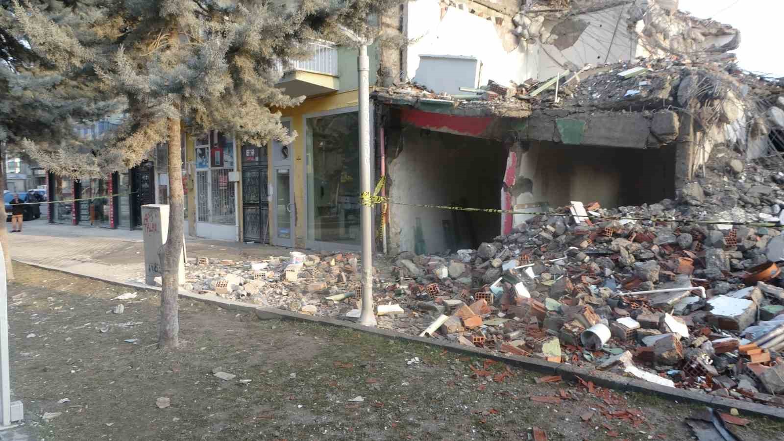 Malatya’da yıkım sırasında hasar gören 6 katlı bina tahliye edildi