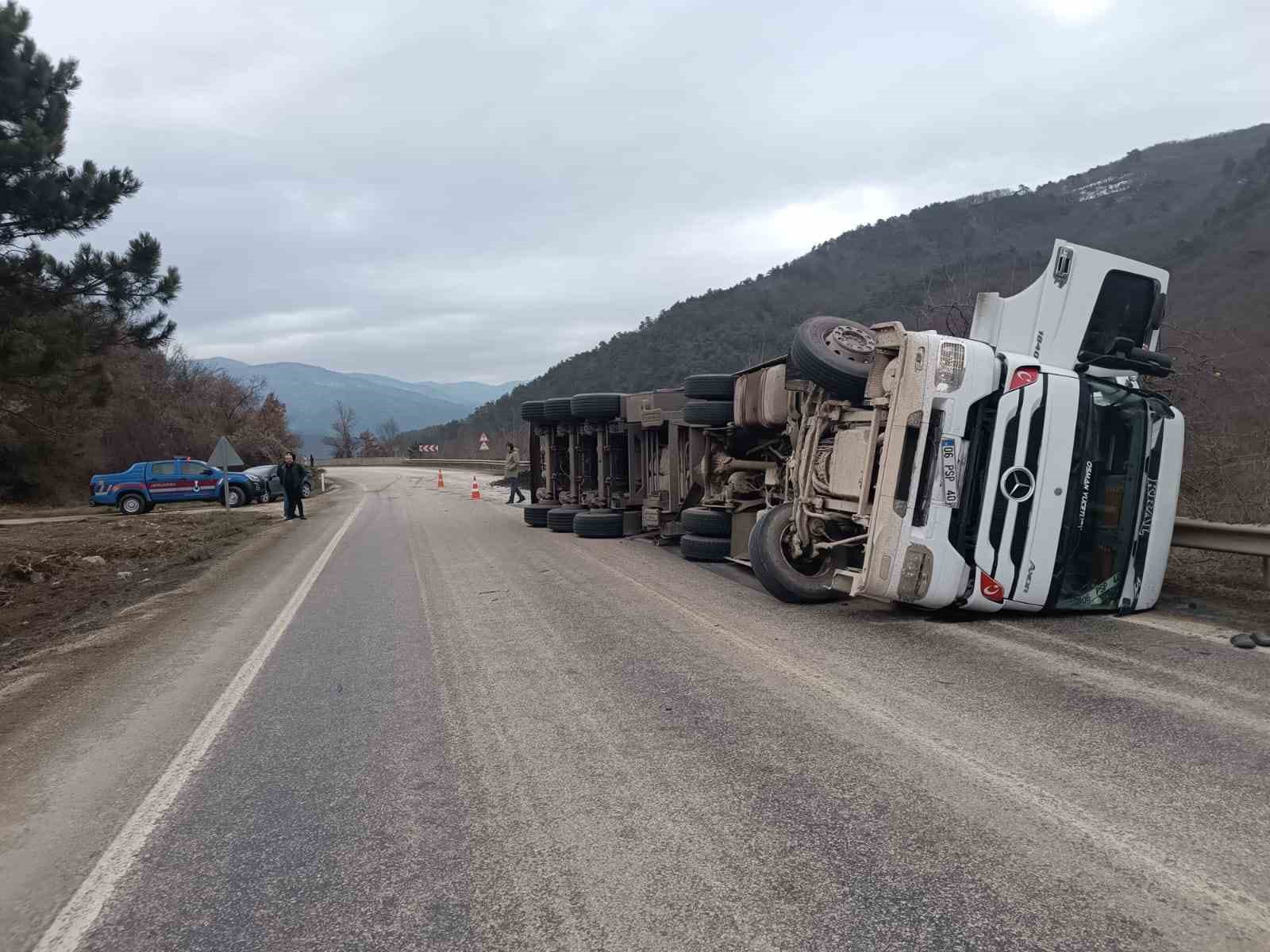 Bolu’da kömür yüklü tır devrildi