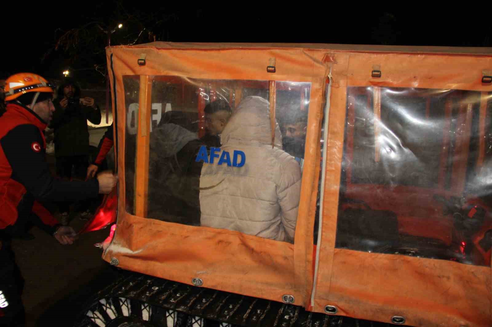 Dağda mahsur kalan 4 genç donmak üzereyken kurtarıldı