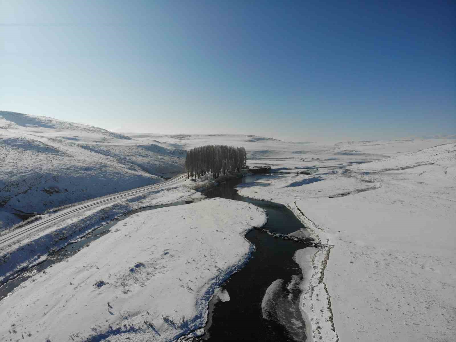 Kars Çayı’nda mest edici kış manzarası