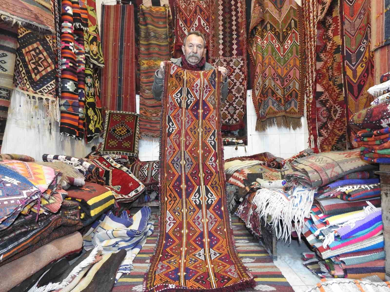 Motifli halı ve kilimlere olan merak koleksiyona d&ouml;n&uuml;şt&uuml;
