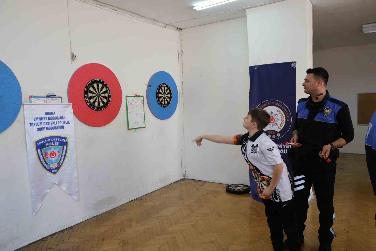 Dart oynamayı polislerden &ouml;ğrendiler, T&uuml;rkiye 3&rsquo;&uuml;nc&uuml;s&uuml; oldular
