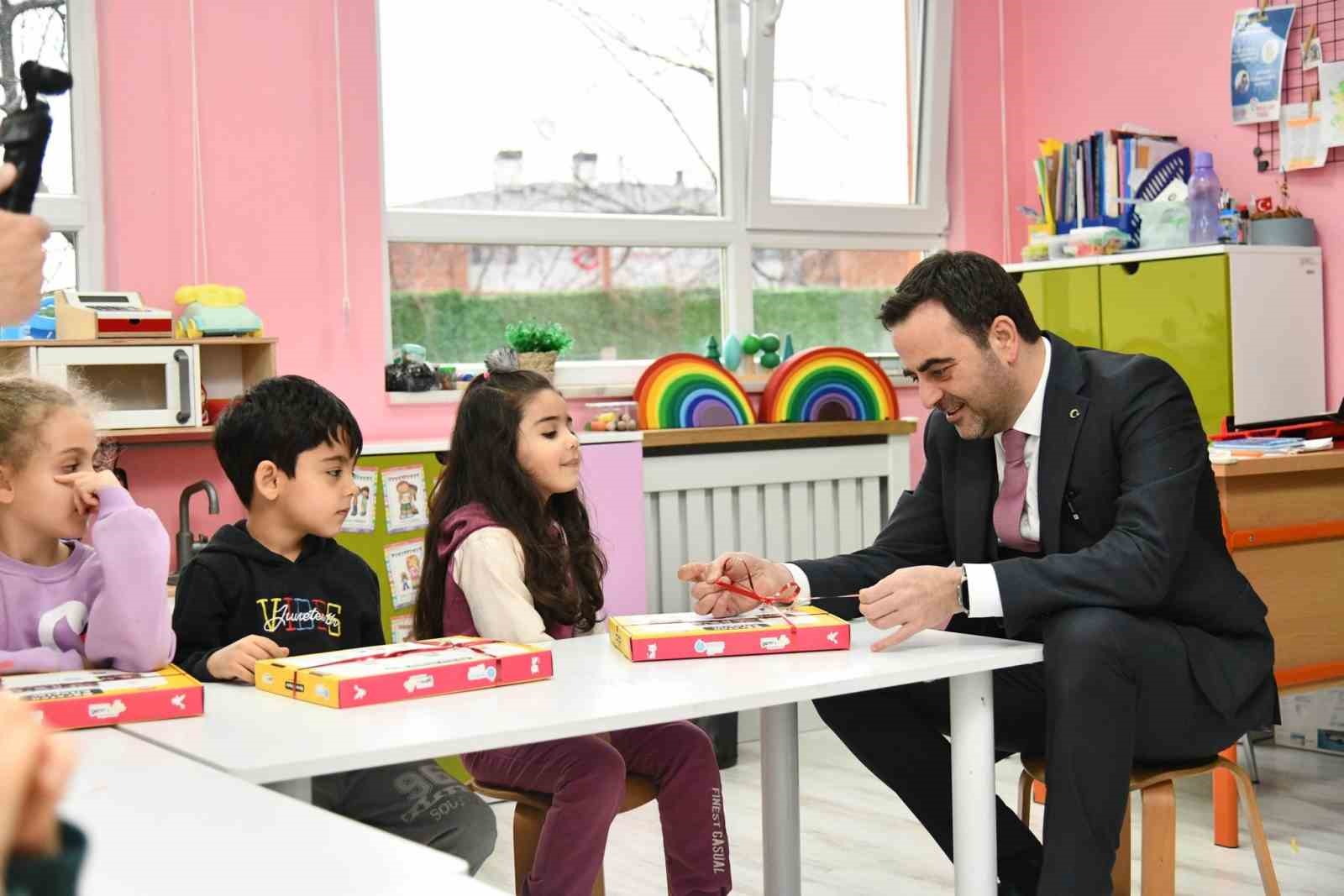 Okul &ouml;ncesi &ouml;ğrencilere eğitim seti desteği
