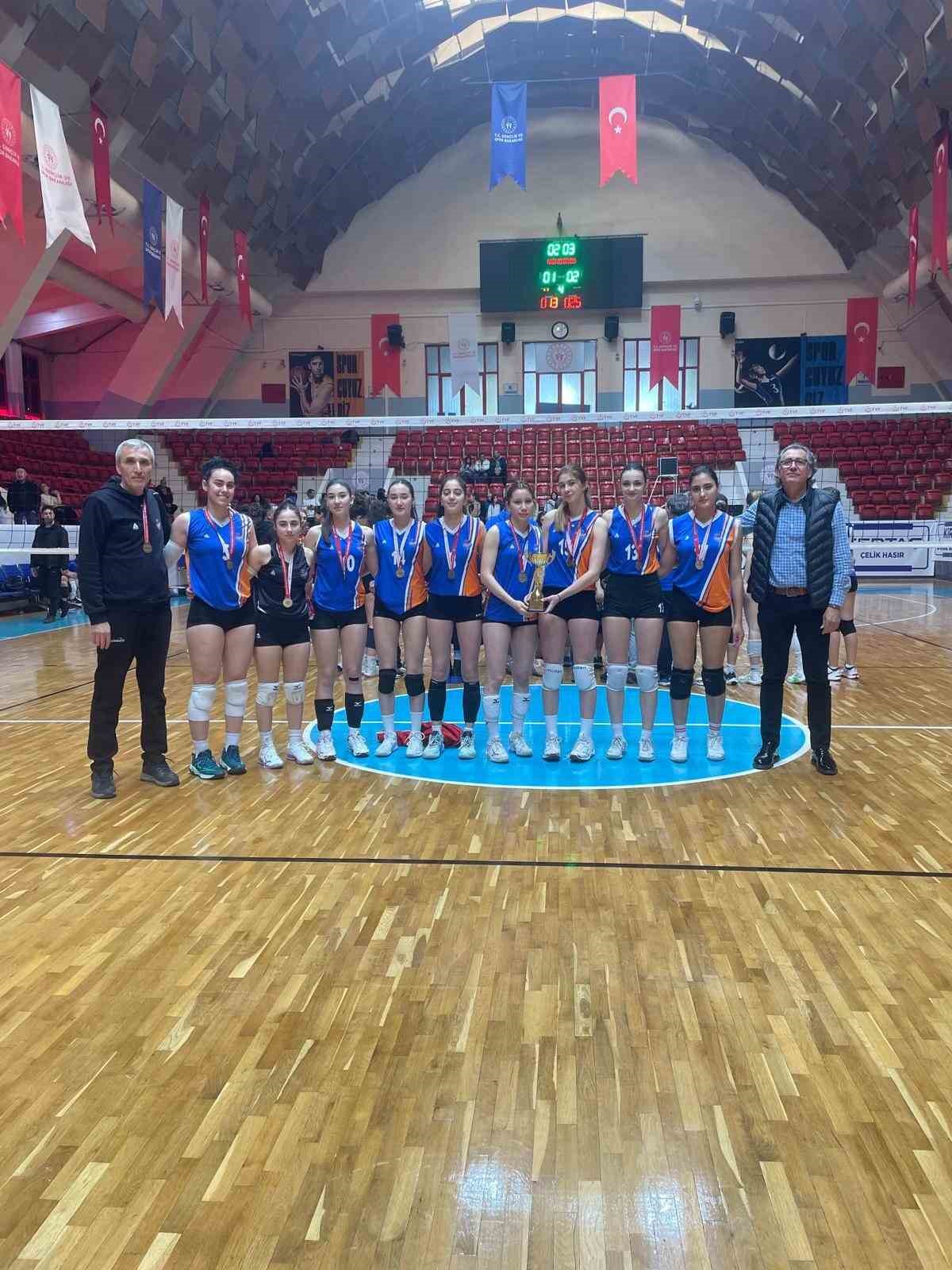 Gen&ccedil; Kadınlar Voleybol Takımı Adana şampiyonu oldu
