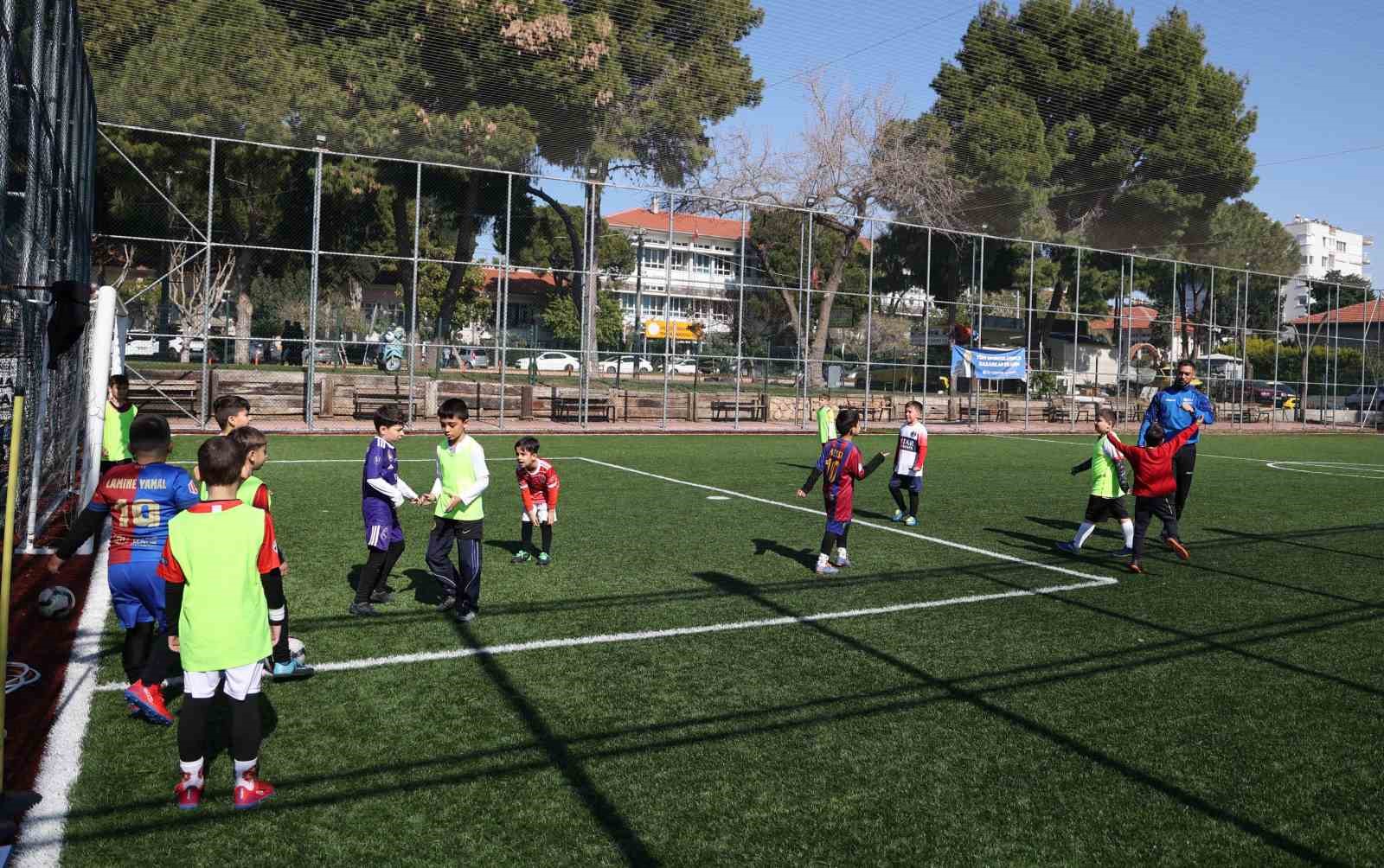Büyükşehir’in Futbol Akademisi’nde bin 600 çocuk eğitim aldı
