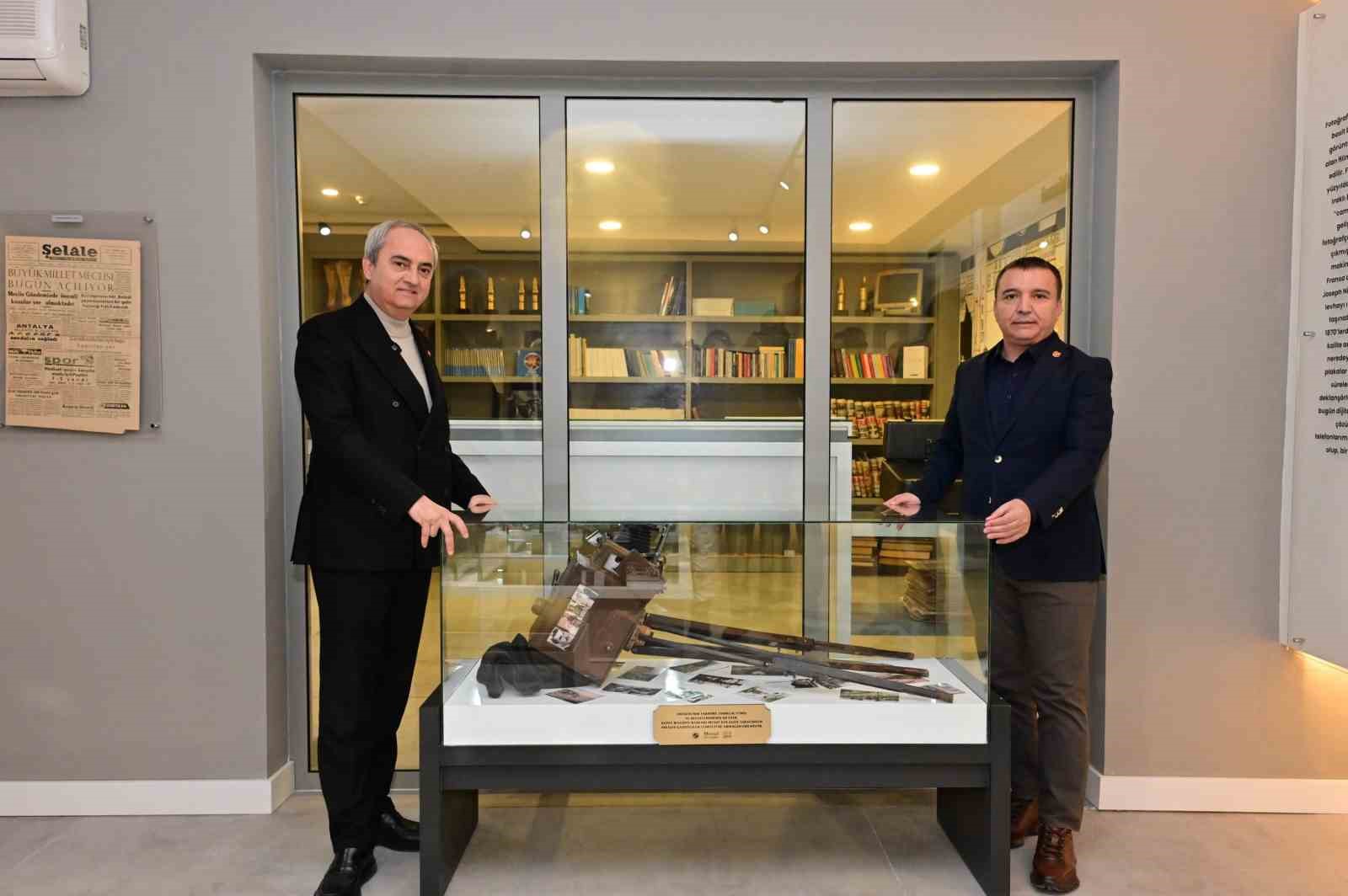 Kepez Belediye Başkanı Kocagöz’den Basın Galerisi’ne tarihi fotoğraf makinesi
