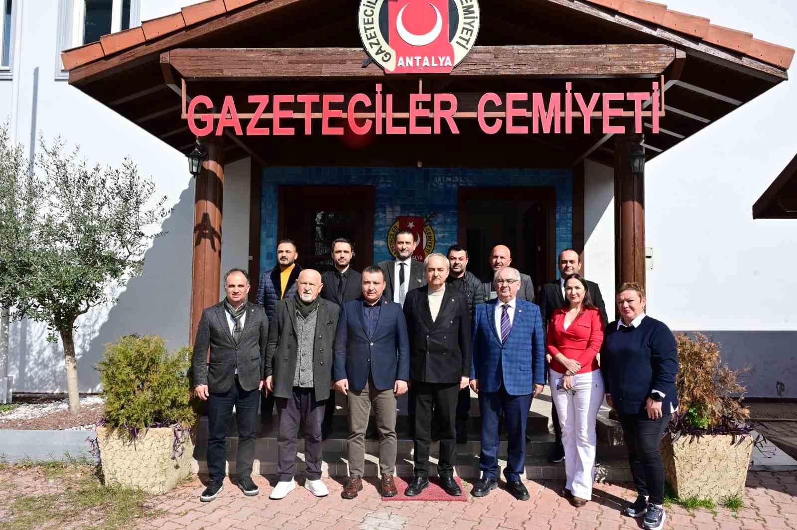 Kepez Belediye Başkanı Kocagöz’den Basın Galerisi’ne tarihi fotoğraf makinesi
