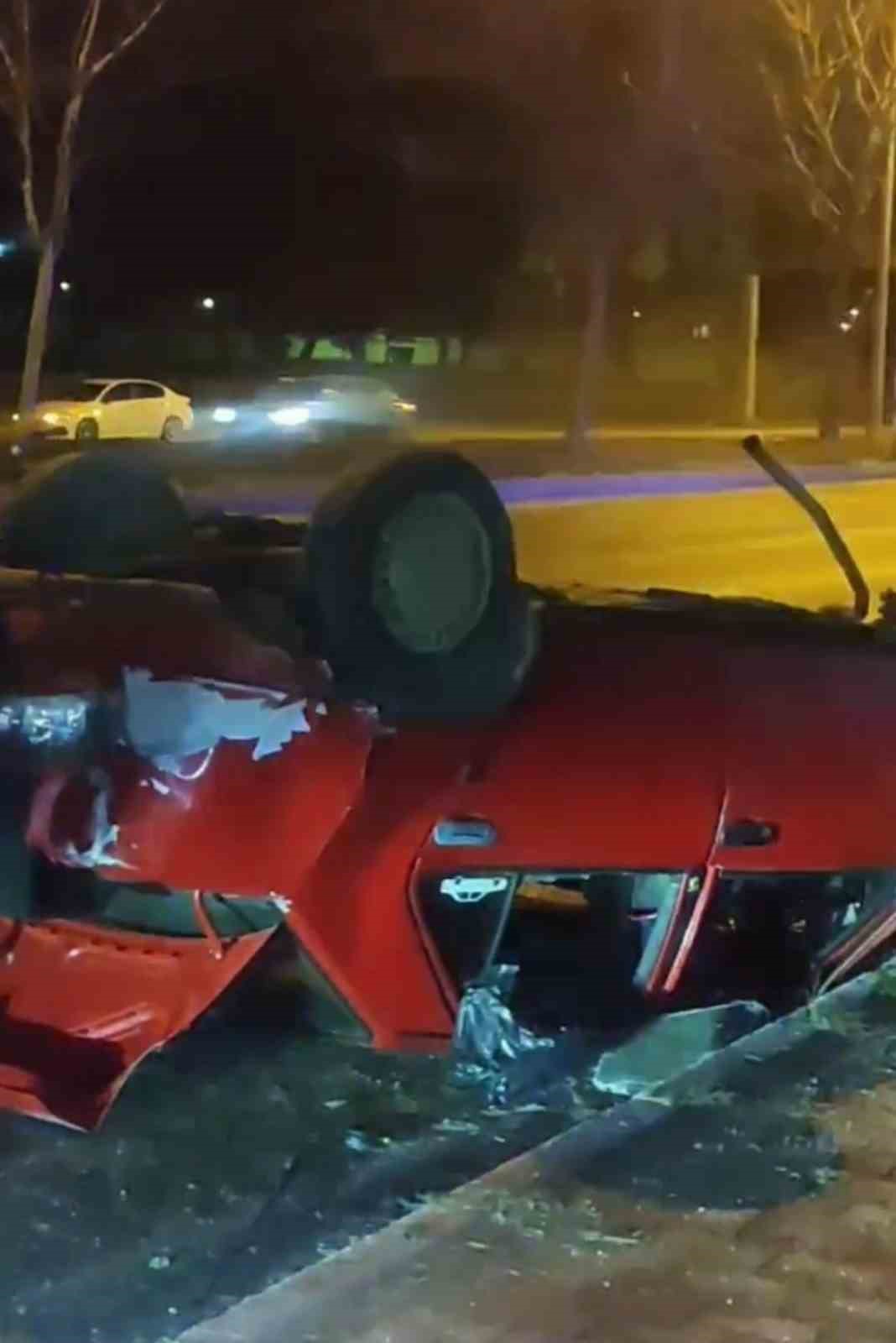 Otomobiller &ccedil;arpıştı, alkol şişeleri ortalığa sa&ccedil;ıldı: 4 yaralı
