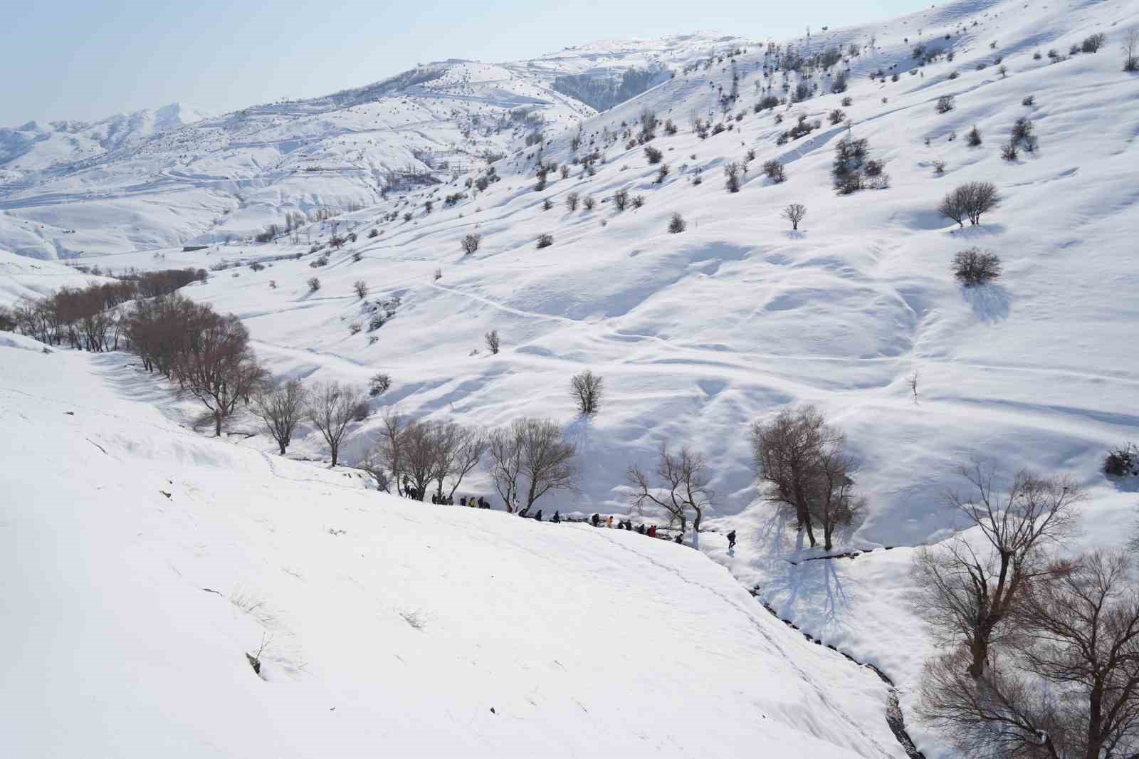 Muş’ta doğa tutkunları Karlı Dere’yi gezdi