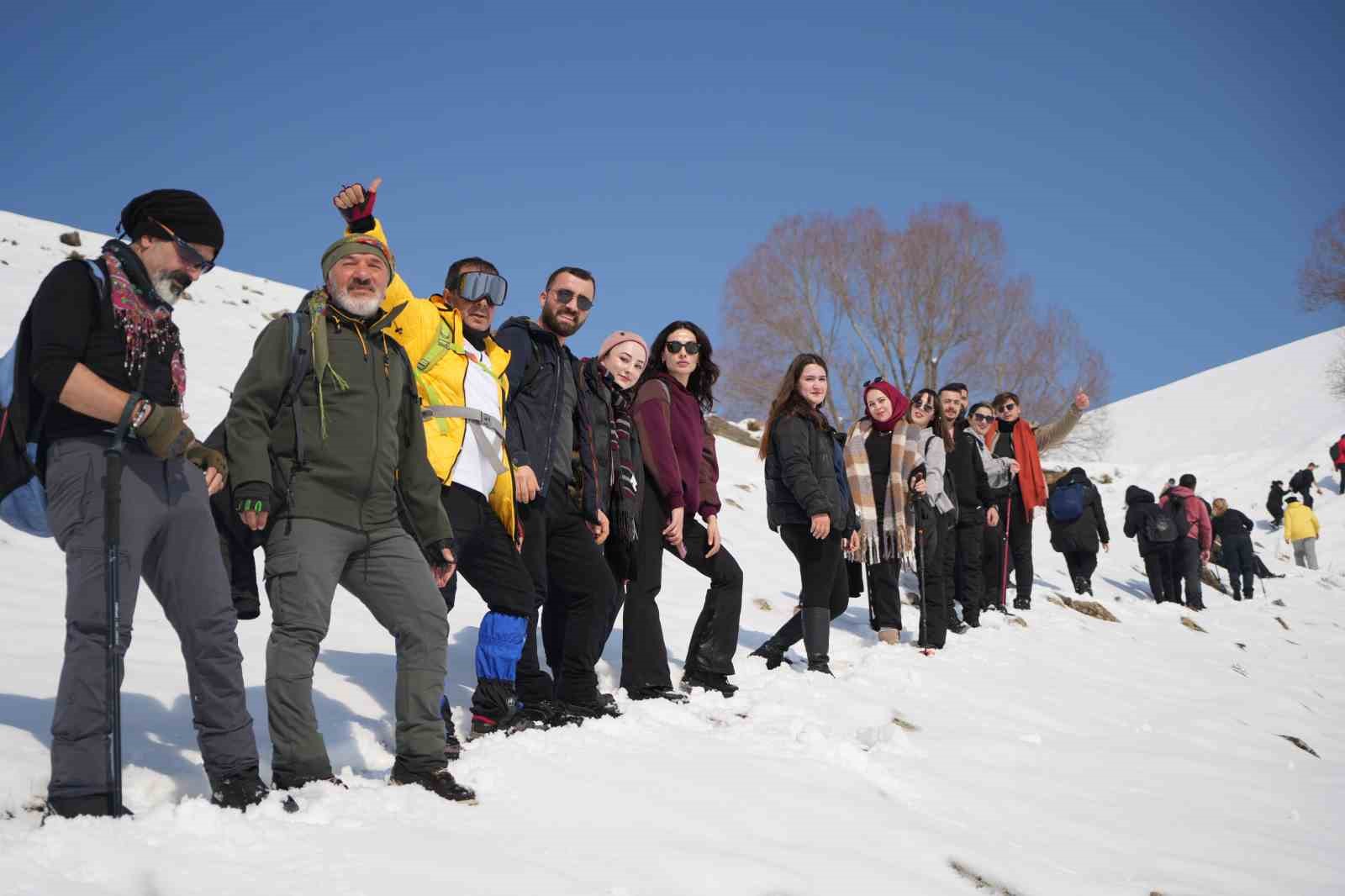Muş&rsquo;ta doğa tutkunları Karlı Dere&rsquo;yi gezdi
