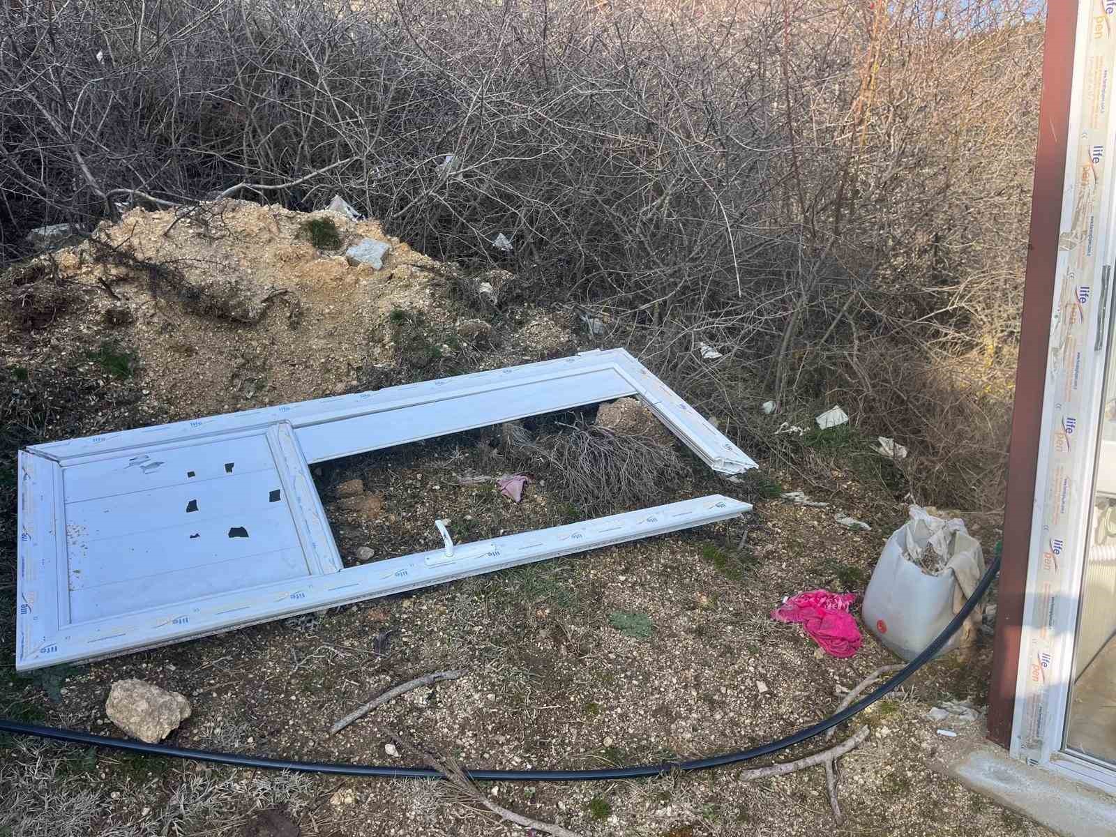 Yayla g&ouml;l&uuml;ndeki mobil tuvaletlerin bakımsız hali tepki topladı
