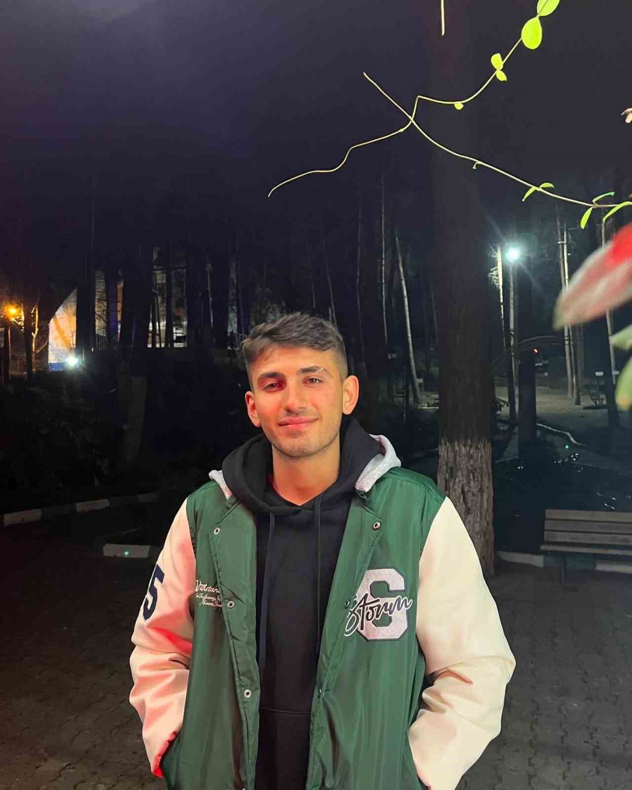 Eşine bı&ccedil;ak &ccedil;ektiği i&ccedil;in oğlunu &ouml;ld&uuml;rm&uuml;ş
