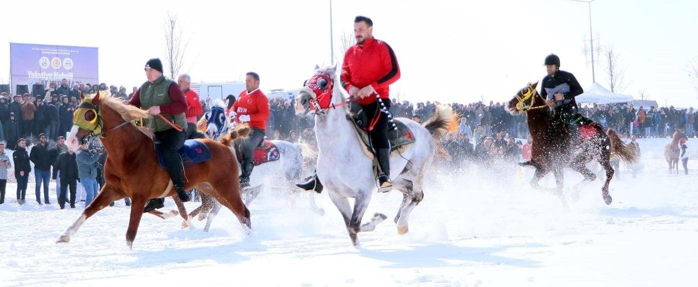 Erzurum’daki at yarışları yürekleri ağızlara getirdi
