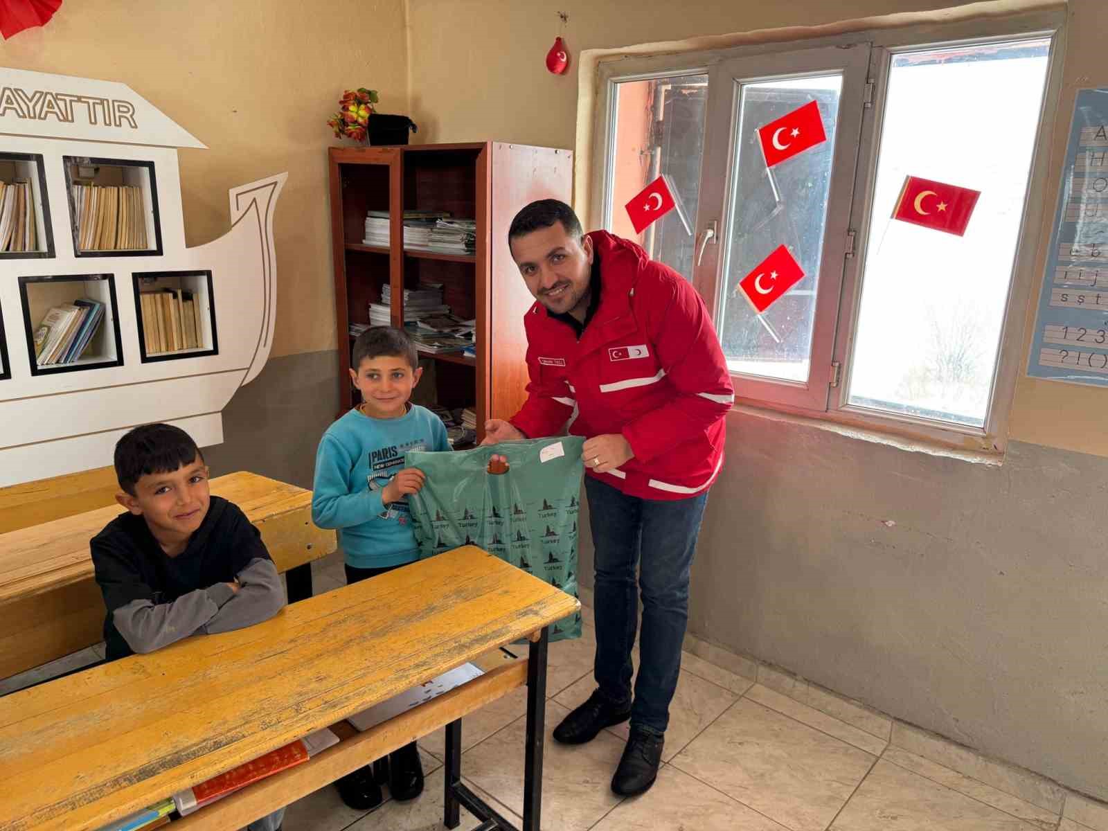 Kızılay&rsquo;ın yardım eli &ccedil;ocuklara uzandı
