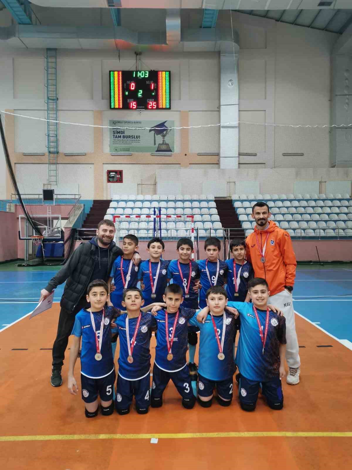 Hamur Adımova Ortaokulu voleybol takımı b&ouml;lge şampiyonu oldu
