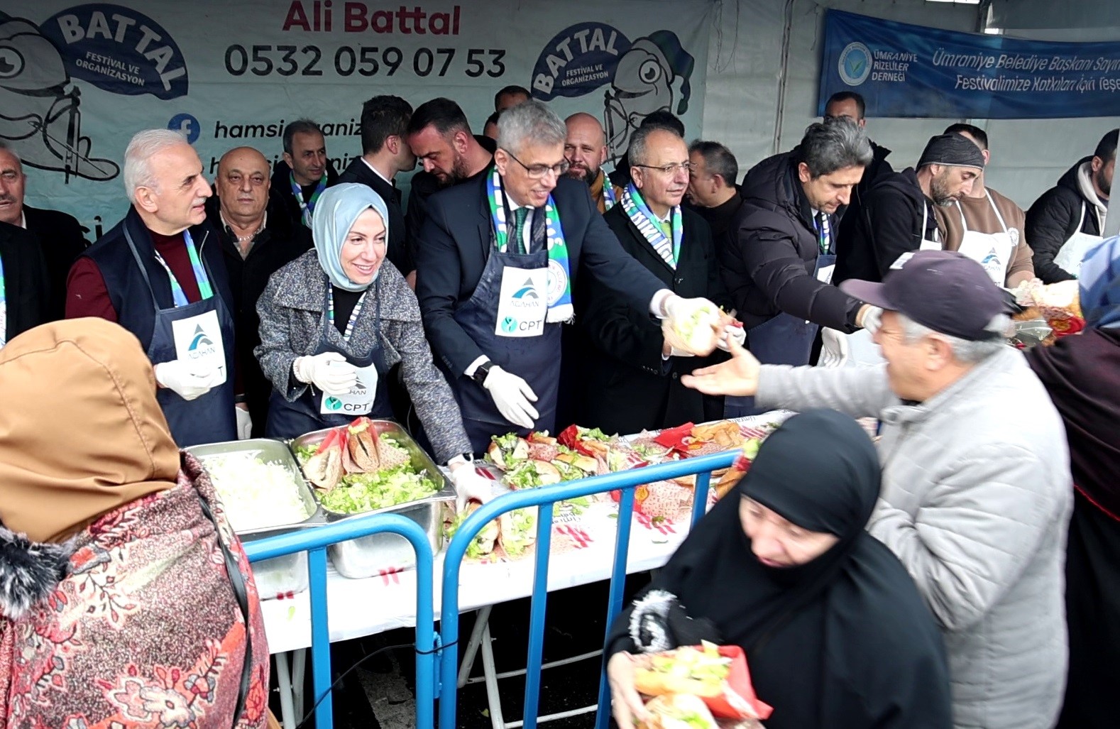 Bakan Memişoğlu, vatandaşlara balık ekmek dağıttı
