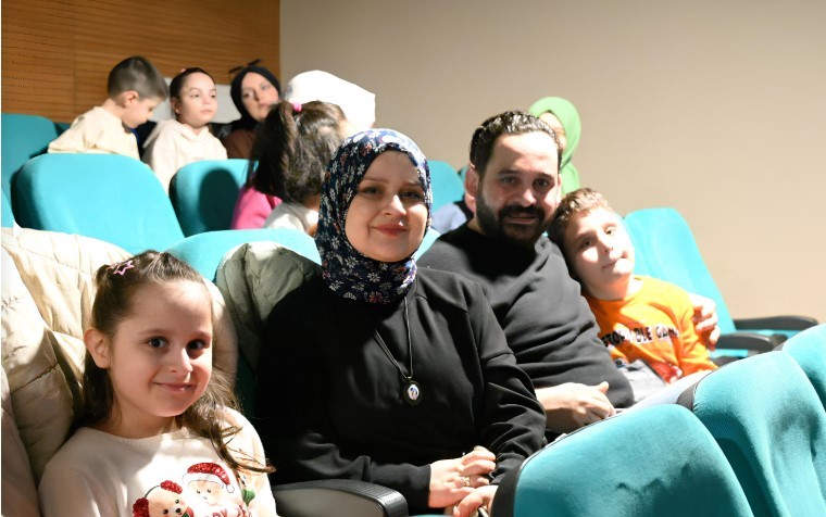 Kalbimdeki Pervane&rsquo;yi minikler anne ve babaları ile birlikte izledi
