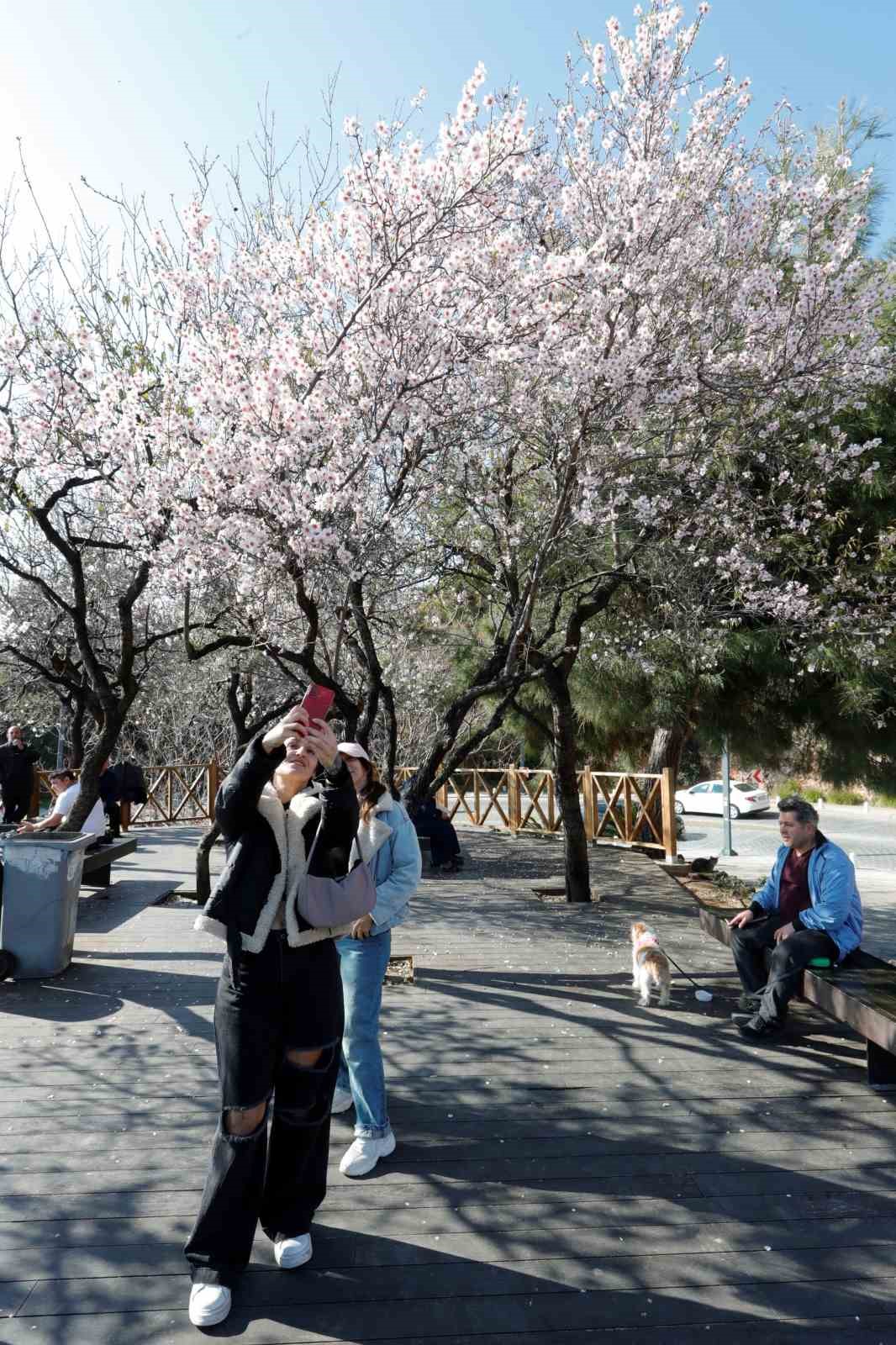 Antalya şubatta baharı yaşadı