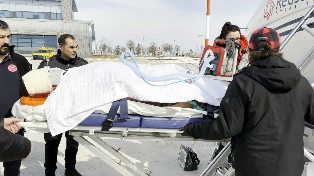 Trafik kazasında ağır yaralanan vatandaş u&ccedil;ak ambulansla Ankara&rsquo;ya sevk edildi

