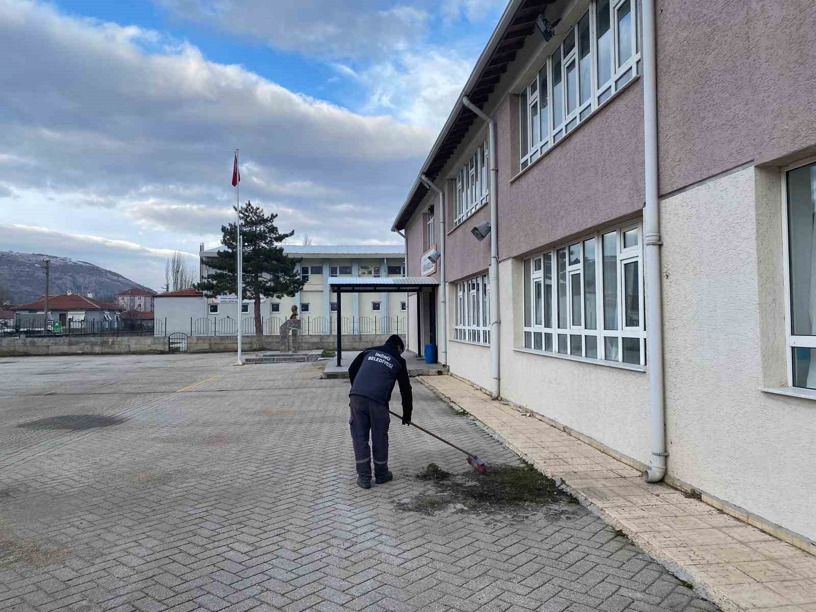 İn&ouml;n&uuml;&rsquo;de okul bah&ccedil;eleri temizlendi
