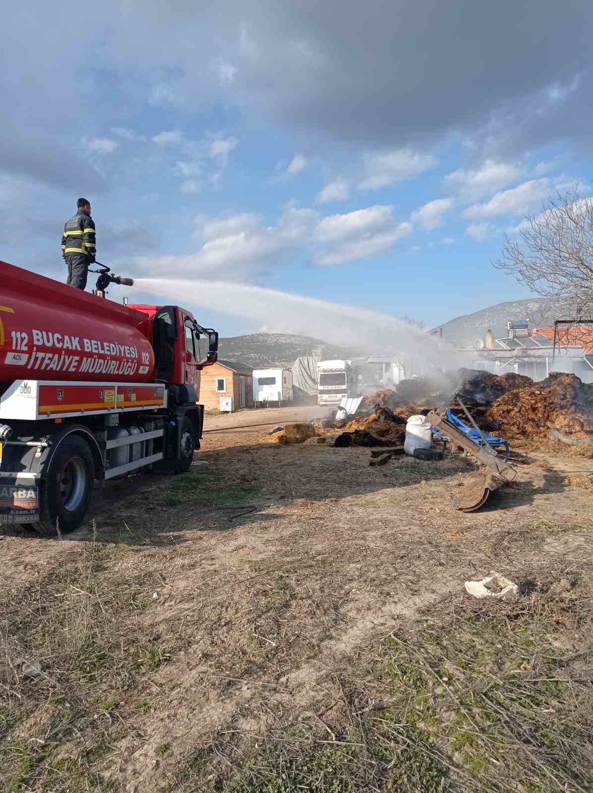 Çiftlikte çıkan yangında bin adet saman balyası kül oldu