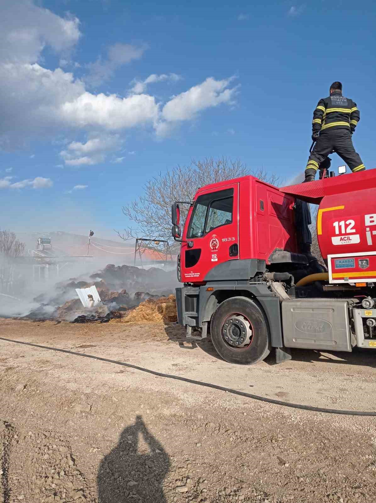 &Ccedil;iftlikte &ccedil;ıkan yangında bin adet saman balyası k&uuml;l oldu
