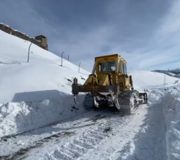 Tunceli&rsquo;de kardan kapanan k&ouml;y yolunu a&ccedil;mak i&ccedil;in &ccedil;alışmalar s&uuml;r&uuml;yor
