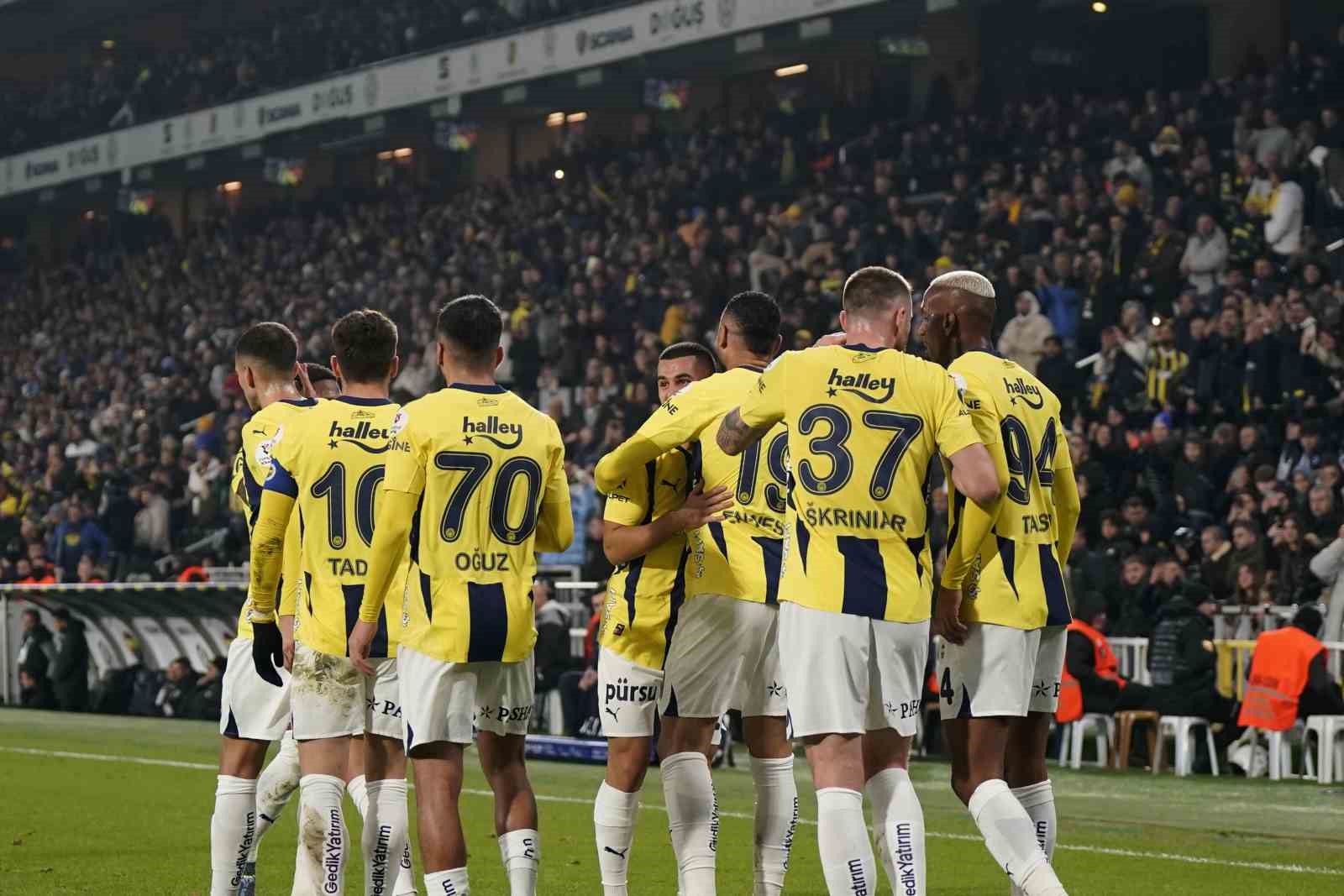 Trendyol Süper Lig: Fenerbahçe: 1 - Kasımpaşa: 0 (İlk yarı)