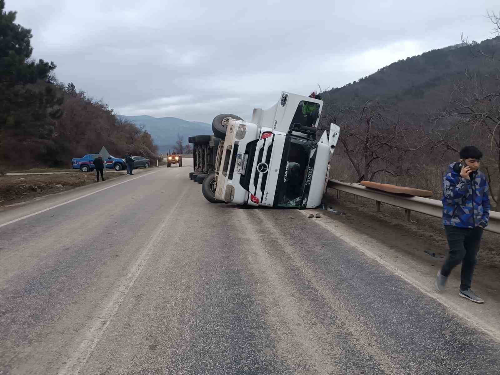 Bolu’da kömür yüklü tır devrildi