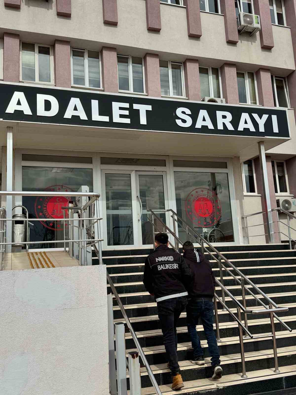 Ayvalık’ta 16 yıl kesinleşmiş hapis cezası olan uyuşturucu satıcısı yakalandı