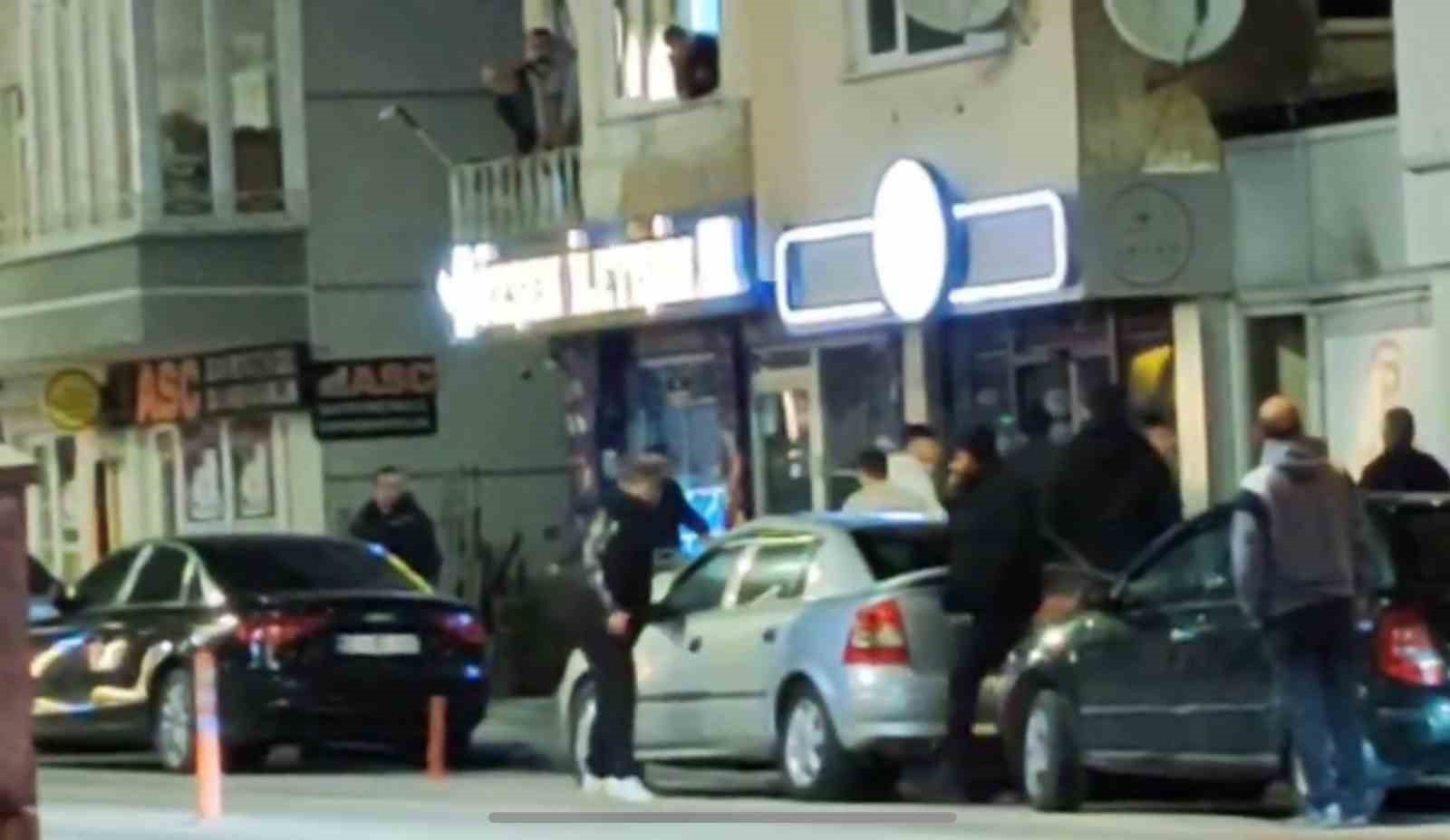 Yumrukların havada uçuştuğu kavgada silah sesleri yükseldi... O anlar kamerada