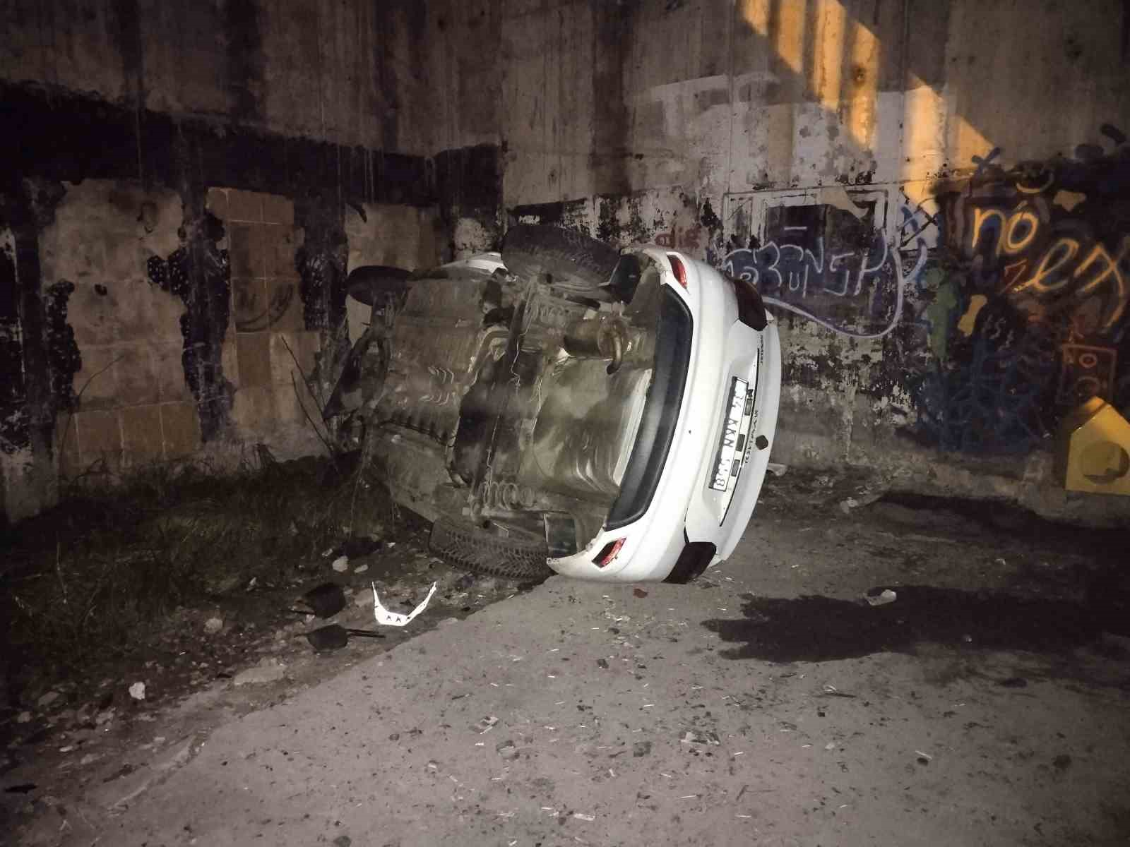 Ümraniye’de otomobil viyadükten aşağı uçtu