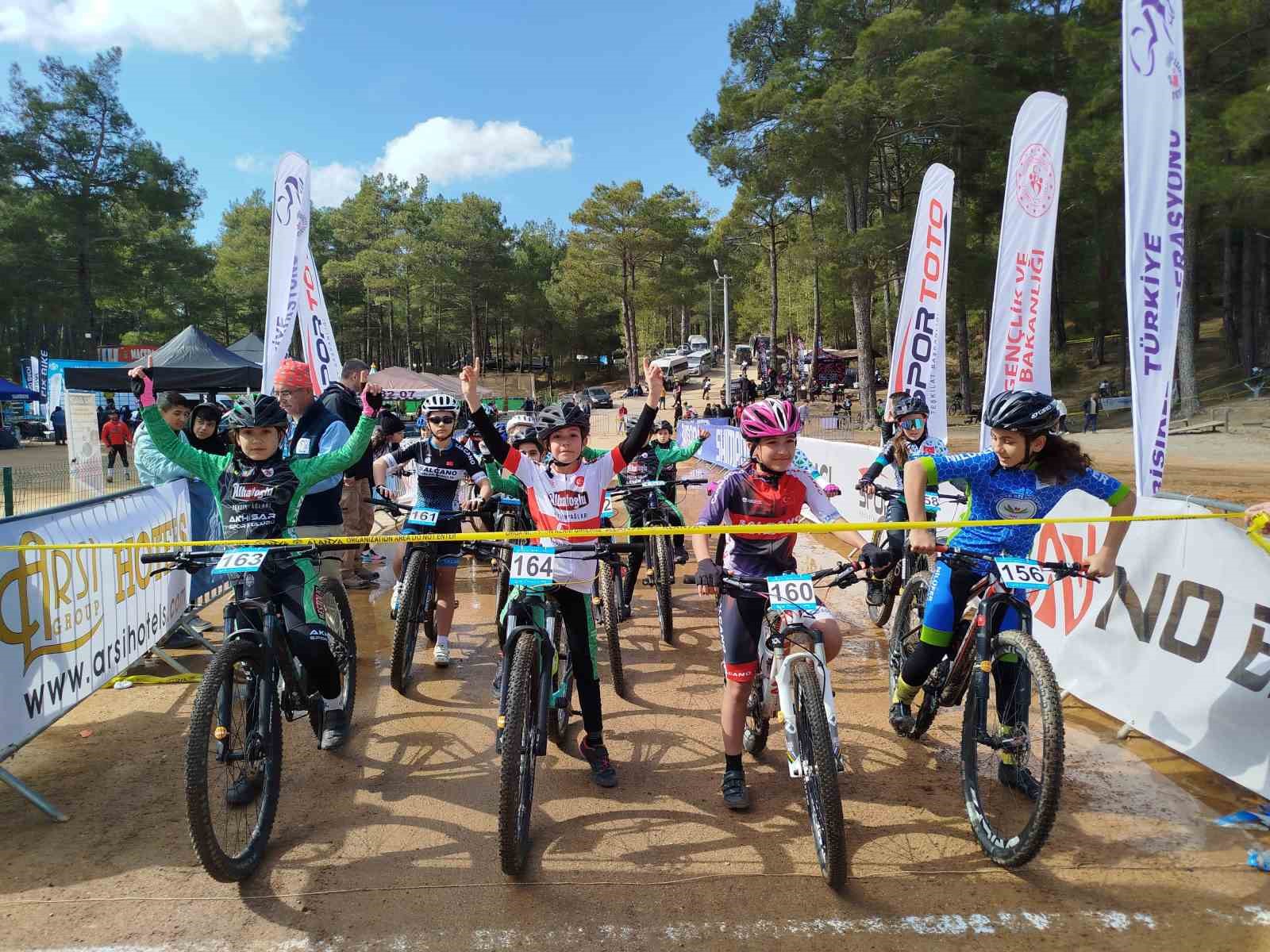 Akhisarlı genç bisikletçiler yine kürsüye çıktı