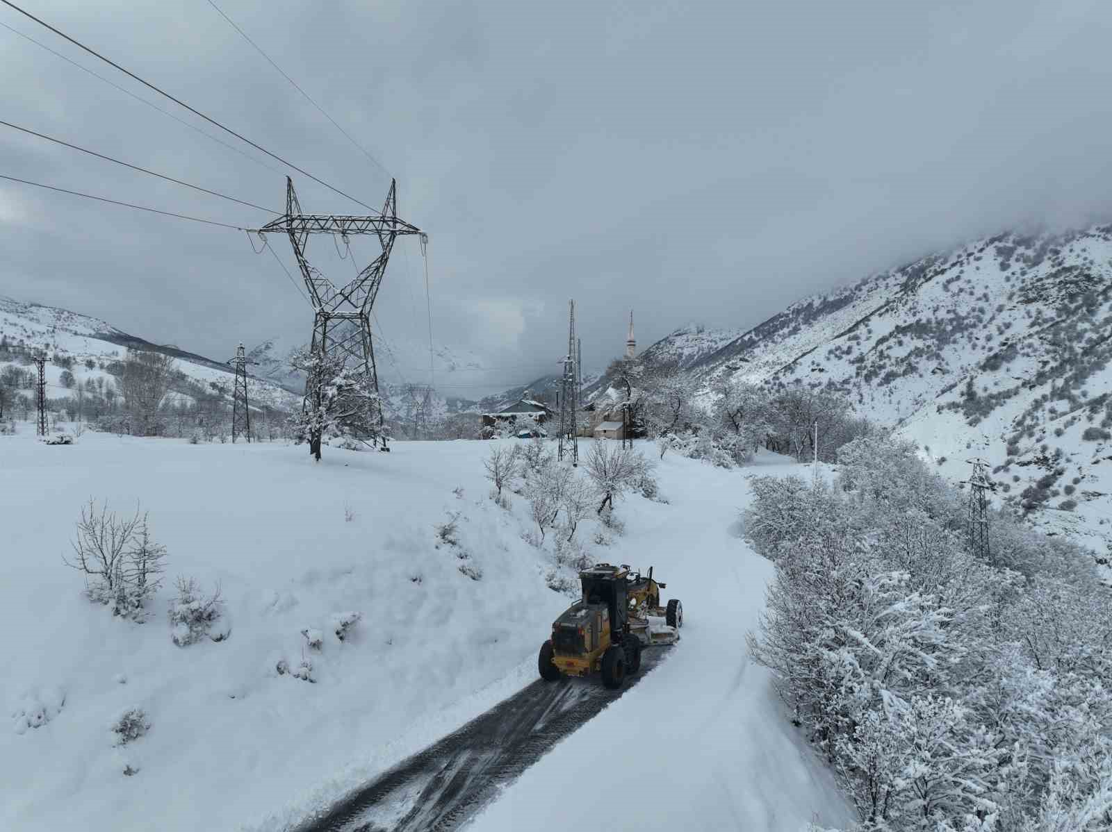 Bitlis&rsquo;te karla m&uuml;cadele &ccedil;alışması devam ediyor
