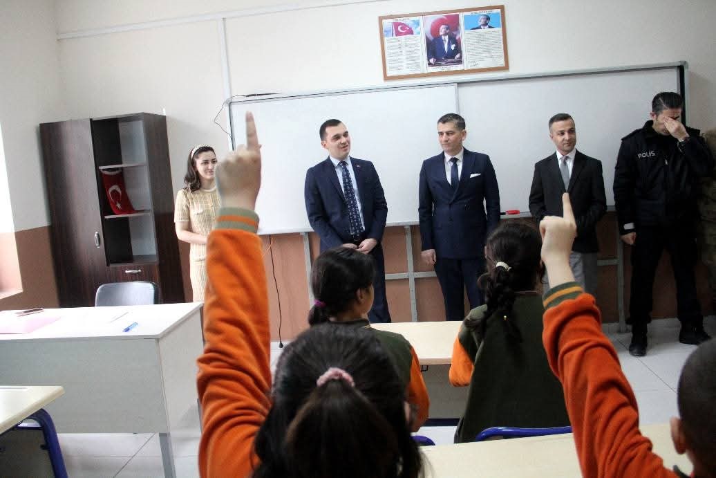 Kaymakam çocuklara bisiklet vadetti: Eğitimde kıyasıya yarış başladı