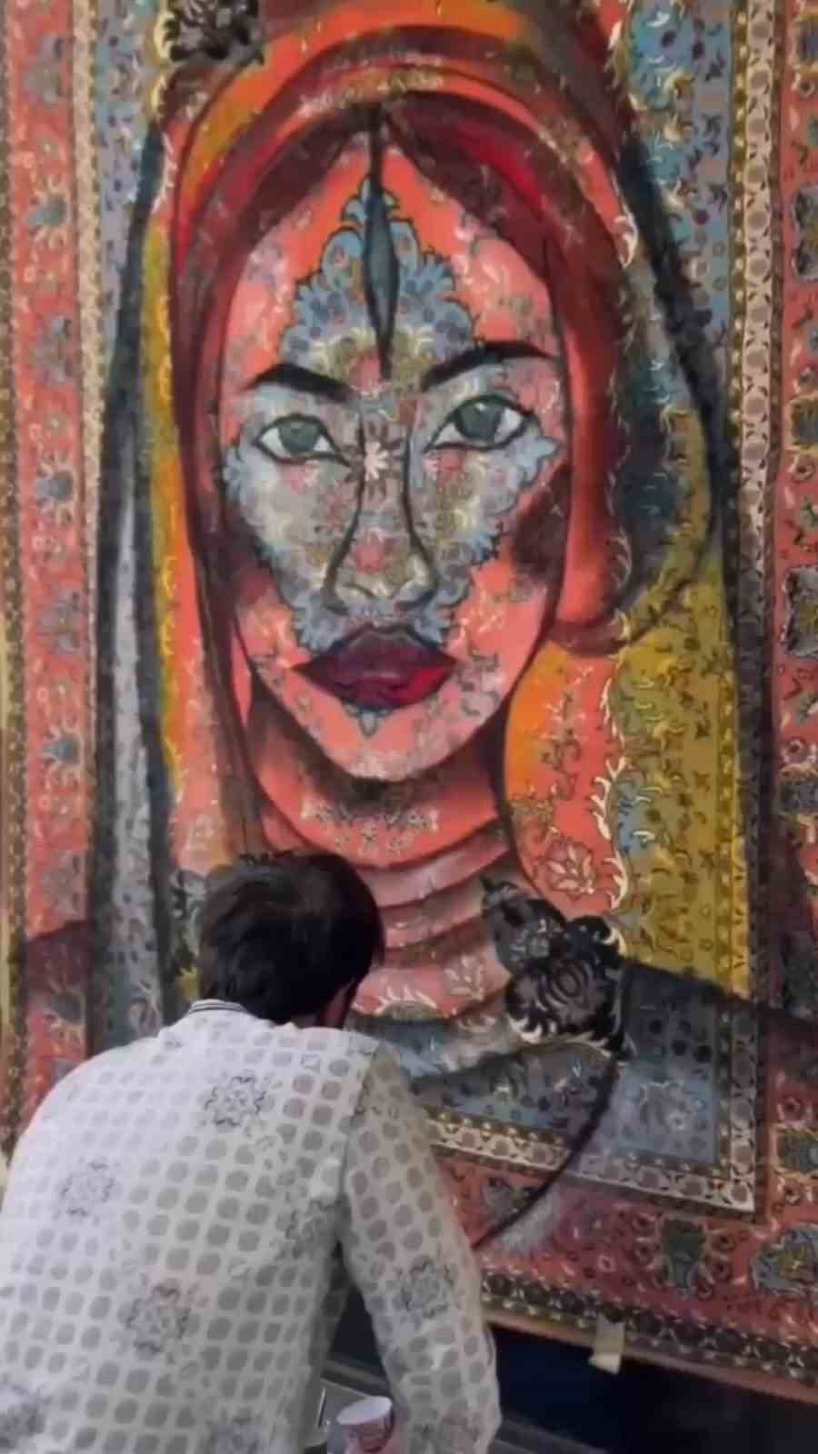 Bandırma&rsquo;da sprey boya ile eski halılar sanata d&ouml;n&uuml;ş&uuml;yor
