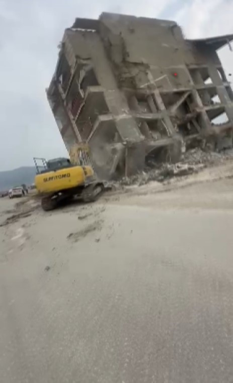 Hatay’da 5 katlı binanın yerle bir olma anı kamerada