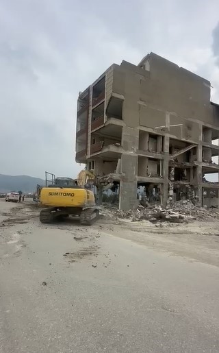 Hatay’da 5 katlı binanın yerle bir olma anı kamerada