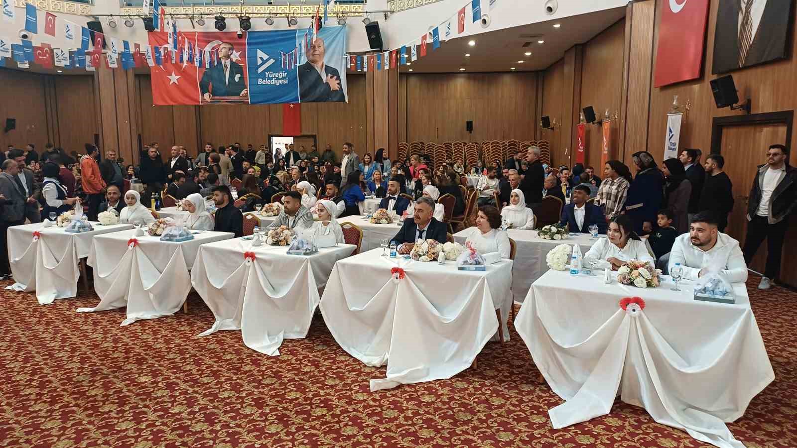 Adana’da Türk Medeni Kanunu’nun 99. yılında 99 çifte toplu nikah kıyıldı