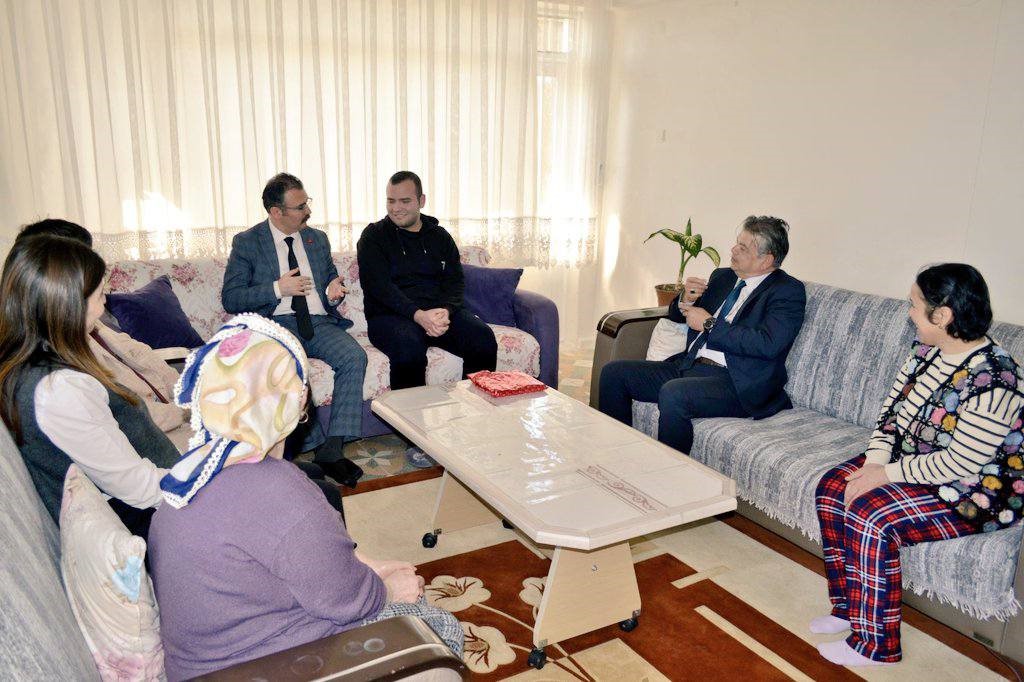 Kaymakam Ateş, öğrencilerin evlerine misafir oldu