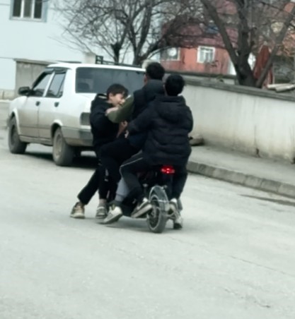 Tokat&rsquo;ta &ccedil;ocukların tehlikeli yolculuğu kamerada
